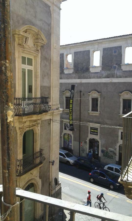 Suite Il Letto Sotto Il Tetto Catania Bagian luar foto
