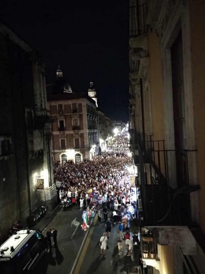 Suite Il Letto Sotto Il Tetto Catania Bagian luar foto