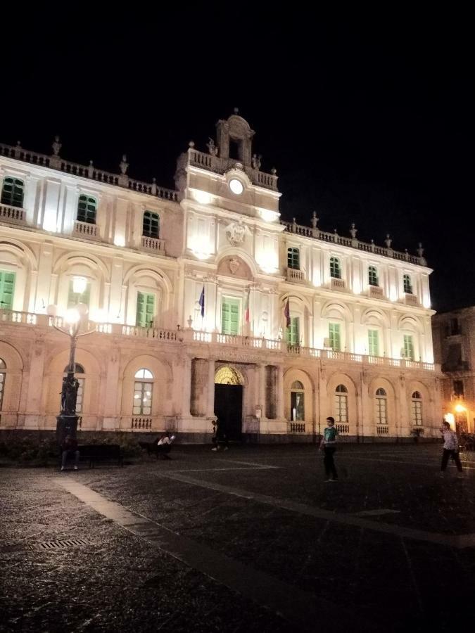 Suite Il Letto Sotto Il Tetto Catania Bagian luar foto