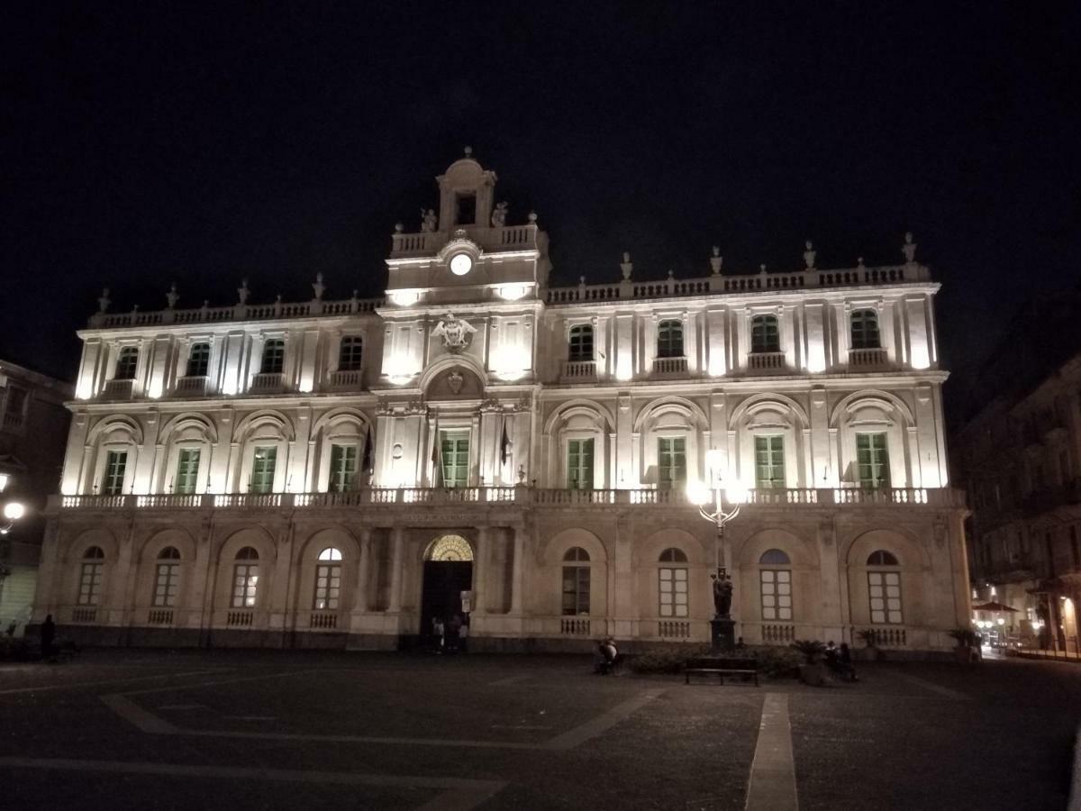 Suite Il Letto Sotto Il Tetto Catania Bagian luar foto