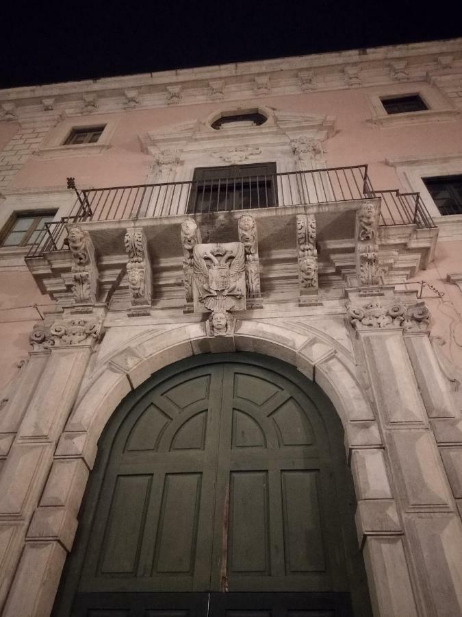 Suite Il Letto Sotto Il Tetto Catania Bagian luar foto