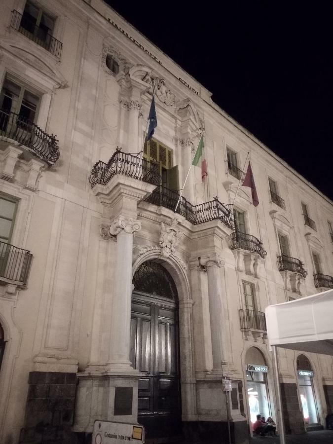 Suite Il Letto Sotto Il Tetto Catania Bagian luar foto