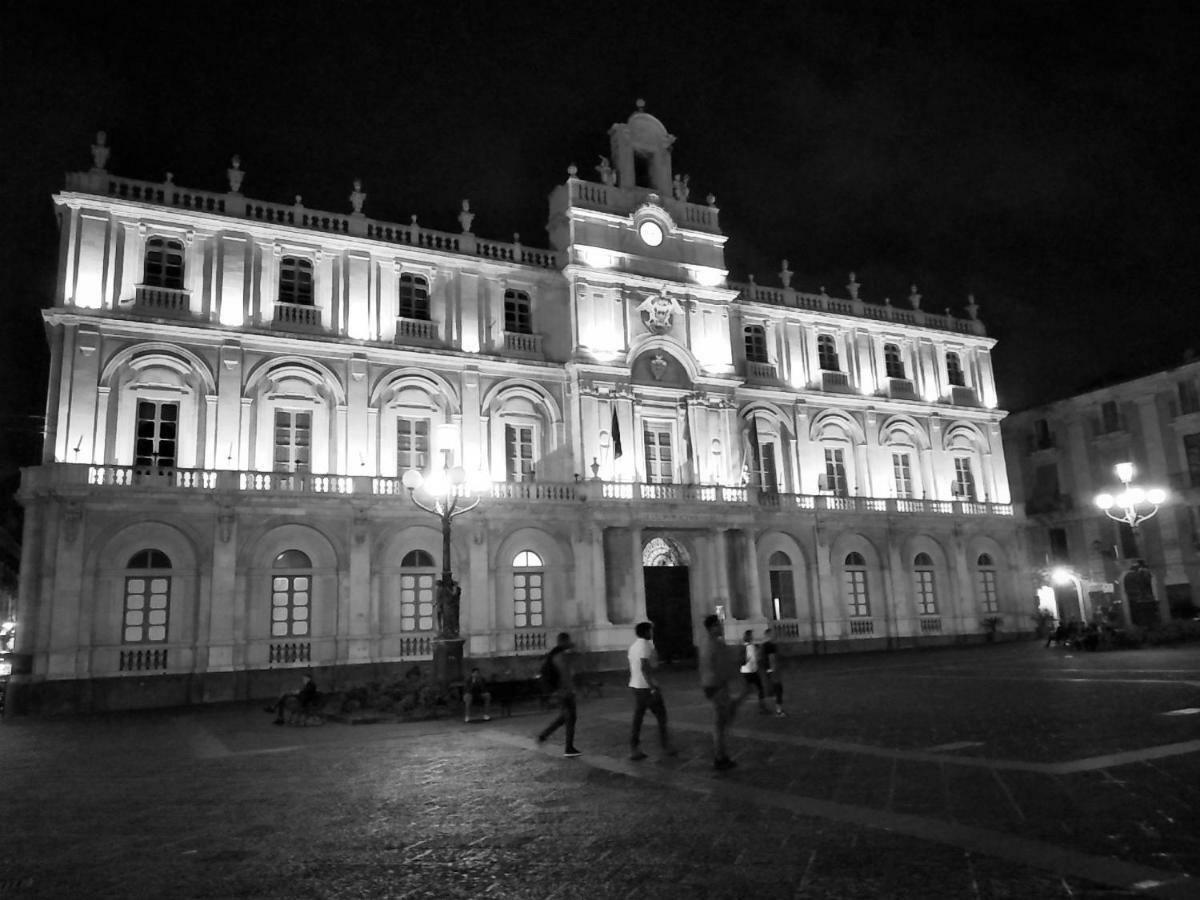 Suite Il Letto Sotto Il Tetto Catania Bagian luar foto